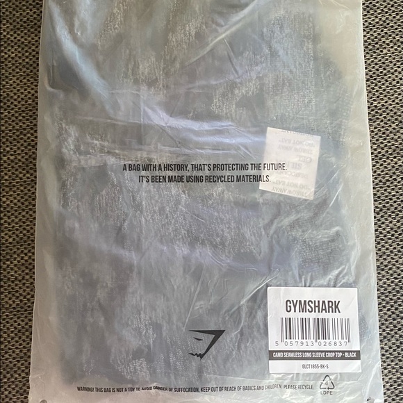 ✨NWT GYMSHARK Camo Seamless Long Sleeve Crop Top✨ - Picture 4 of 6